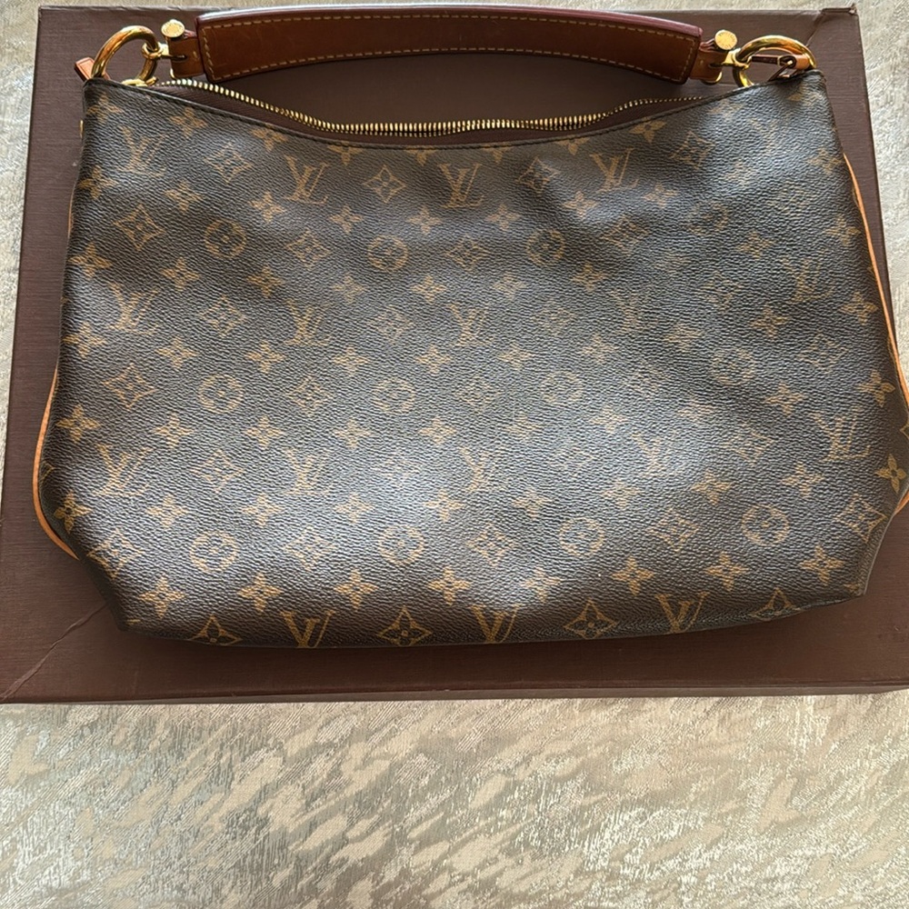 Comes  with the‎ original box and duster bag along with authentication papers